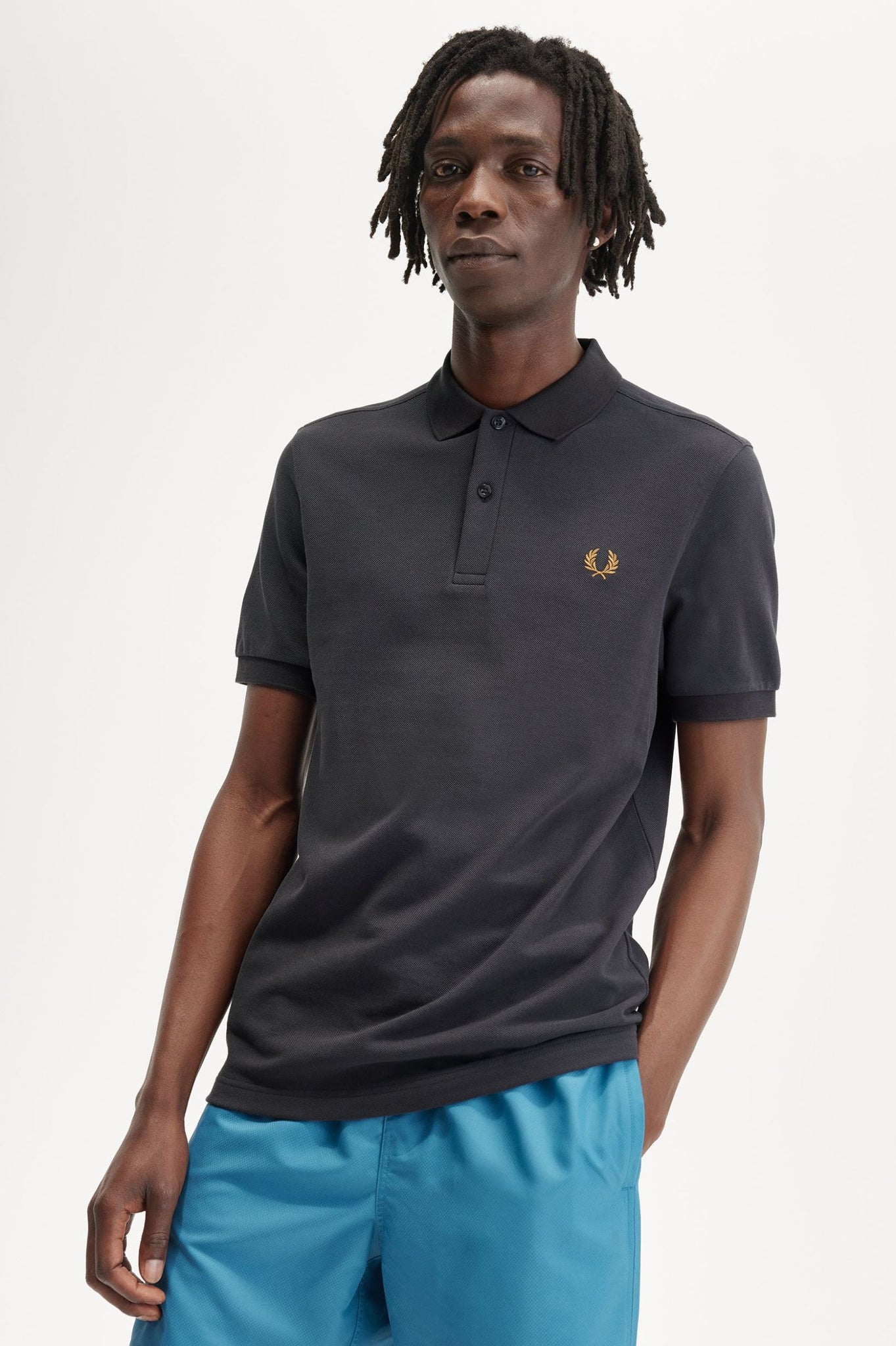 Polo Fred Perry M6000 Gris Ancla Caramelo Oscuro