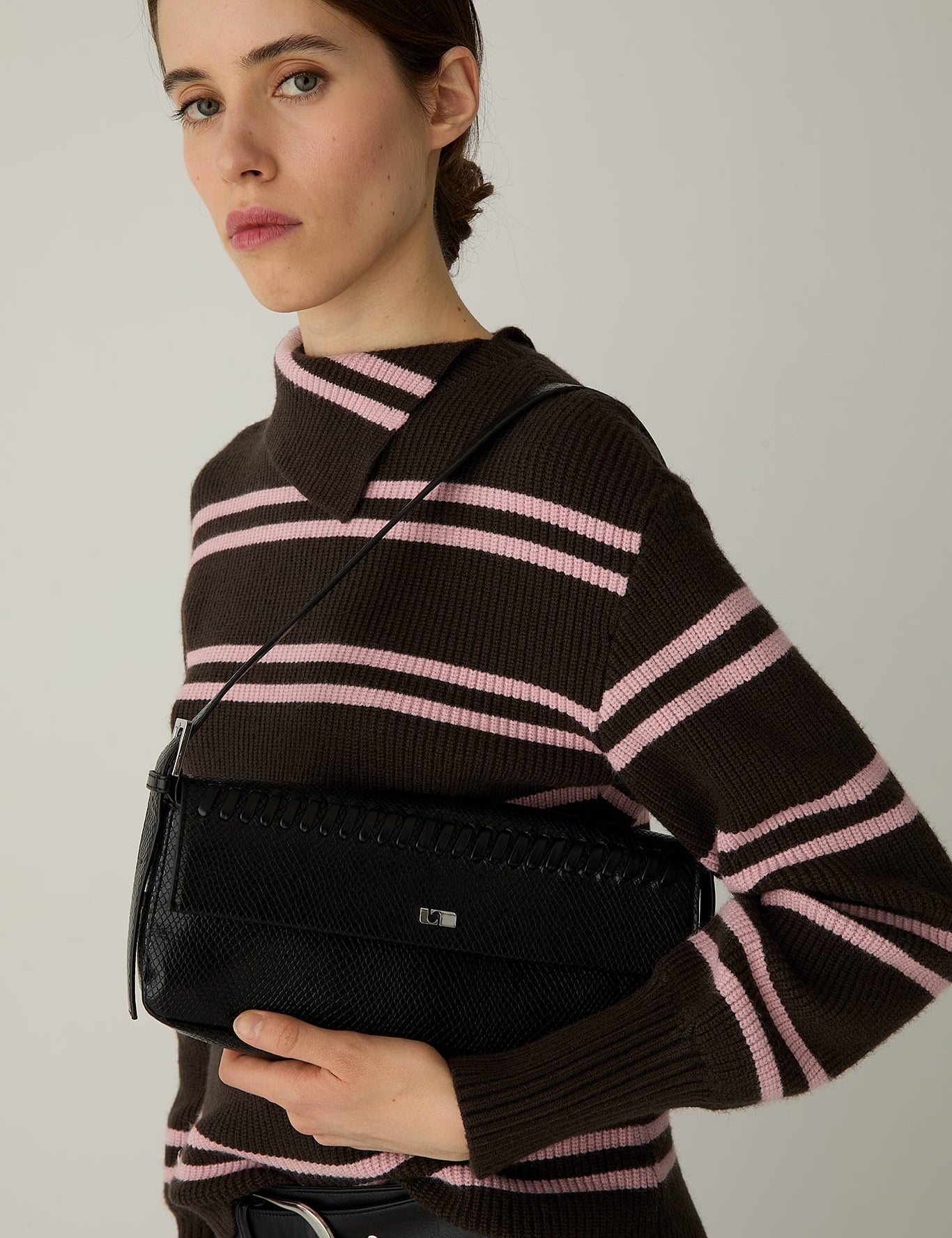 Bolso LAAGAM Miranda Black, otra vista con modelo