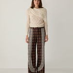 Jersey LAAGAM Parker Textured Ecru, otra vista con modelo