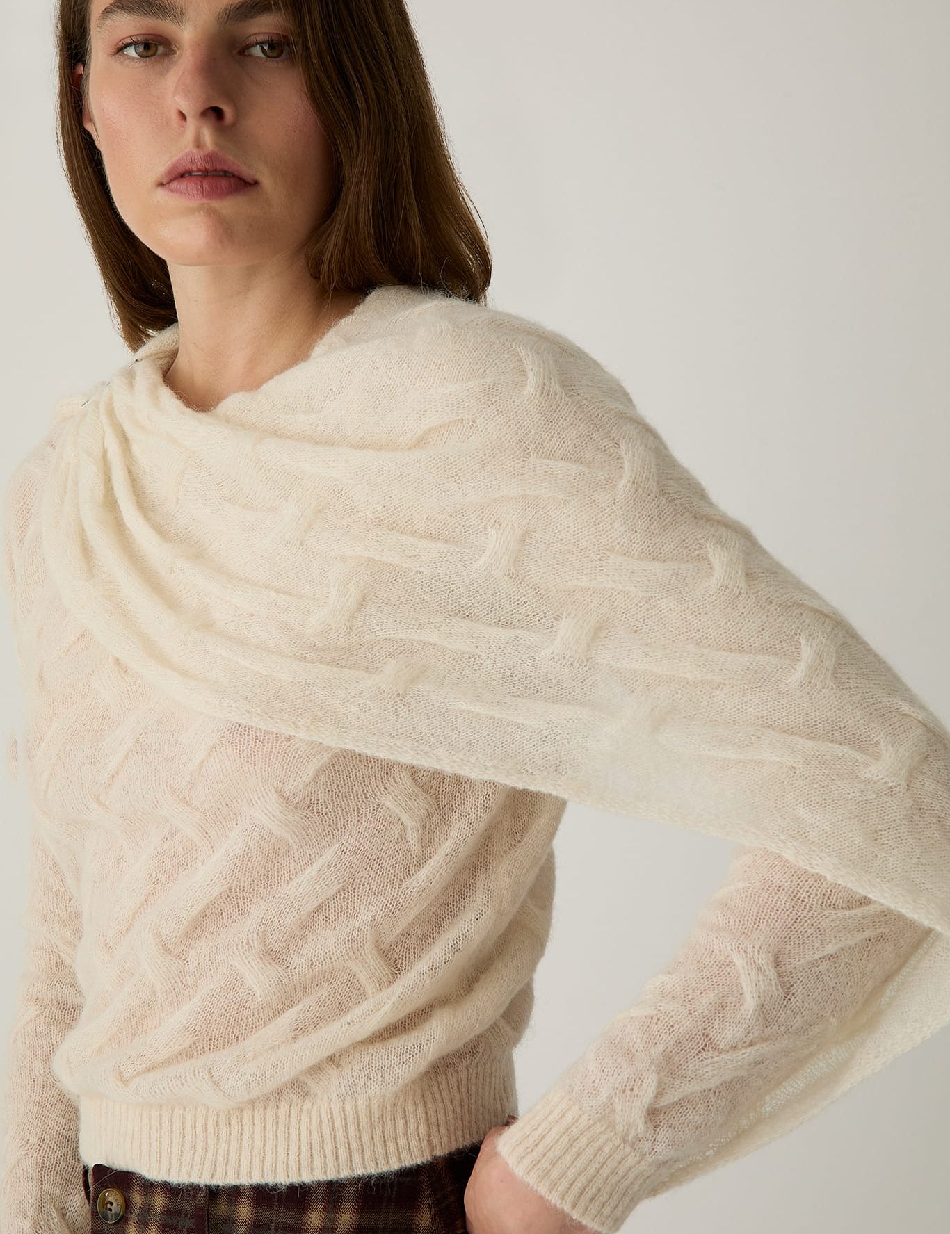 Jersey LAAGAM Parker Textured Ecru, otra vista con modelo
