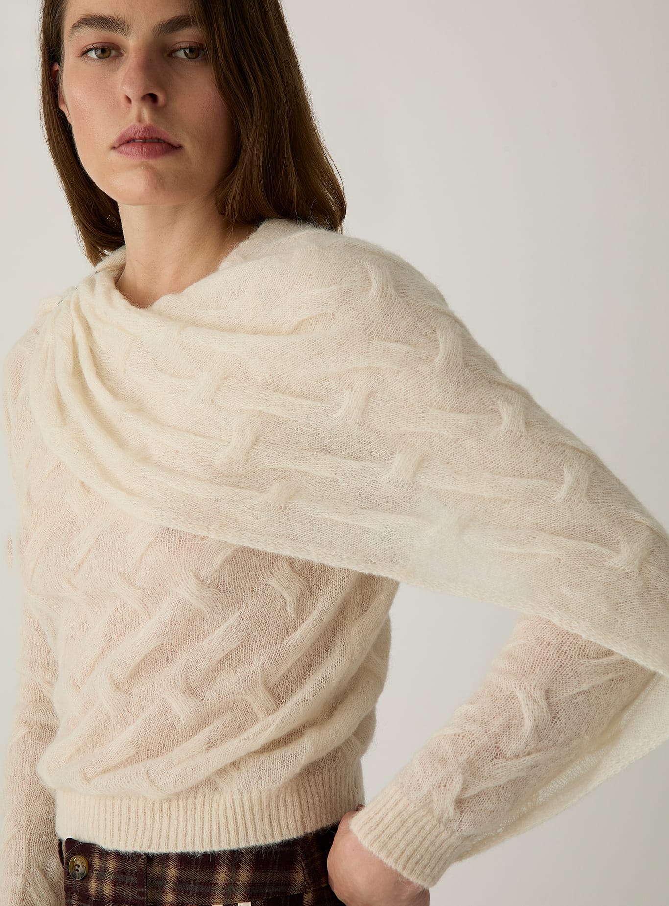 Jersey LAAGAM Parker Textured Ecru, otra vista con modelo