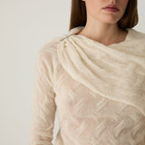 Jersey LAAGAM Parker Textured Ecru, otra vista con modelo