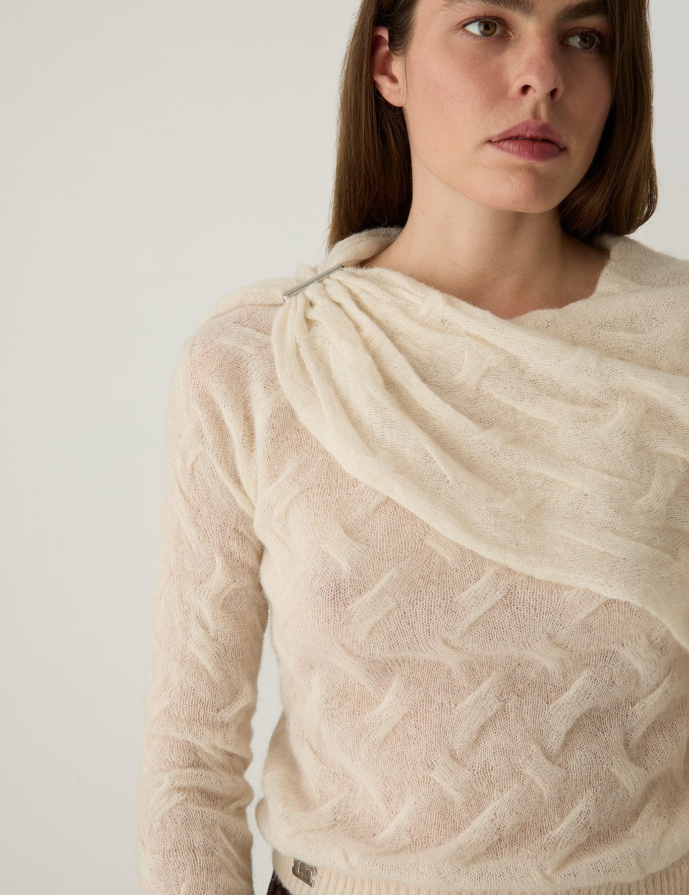 Jersey LAAGAM Parker Textured Ecru, otra vista con modelo