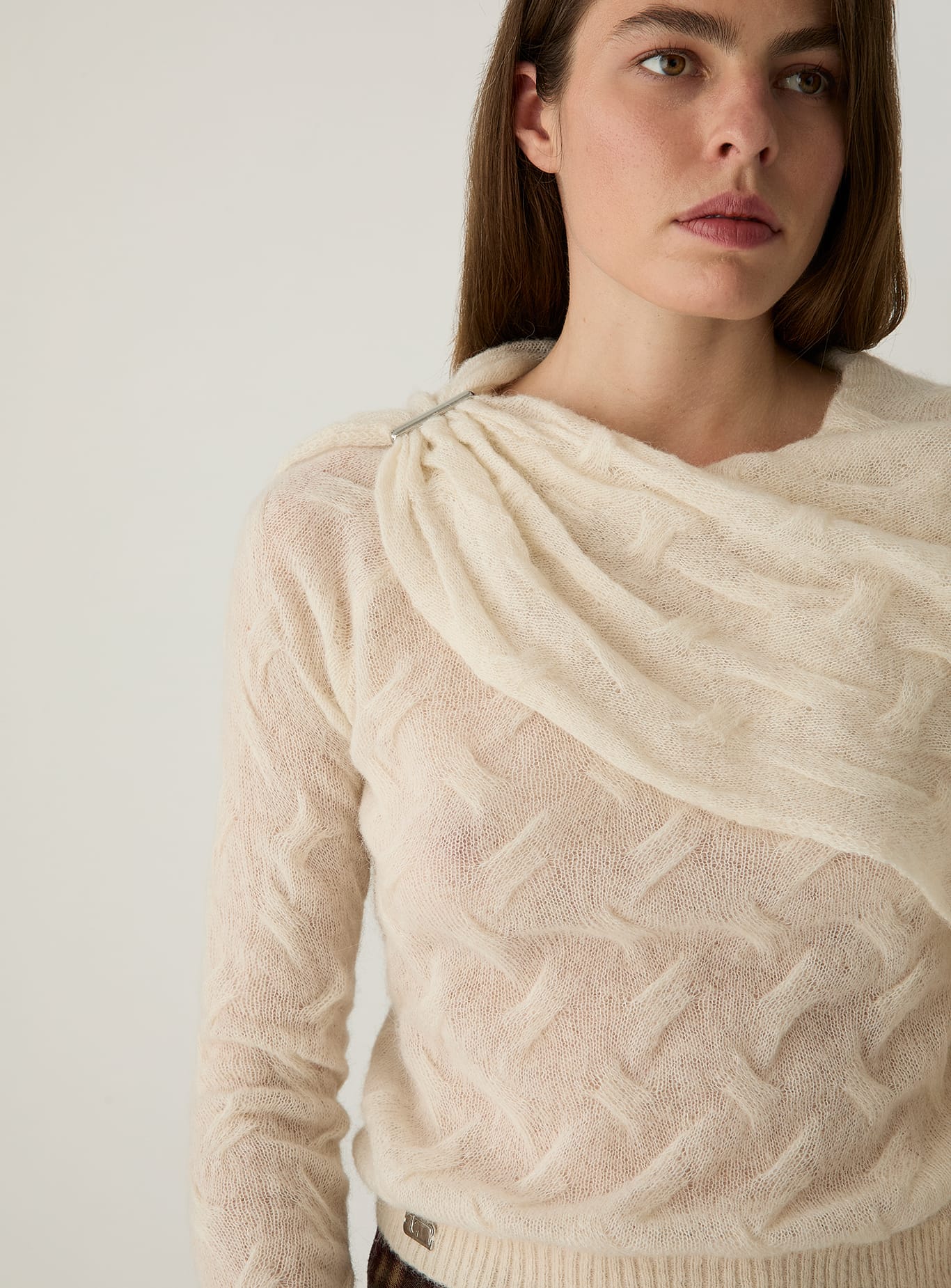 Jersey LAAGAM Parker Textured Ecru, otra vista con modelo
