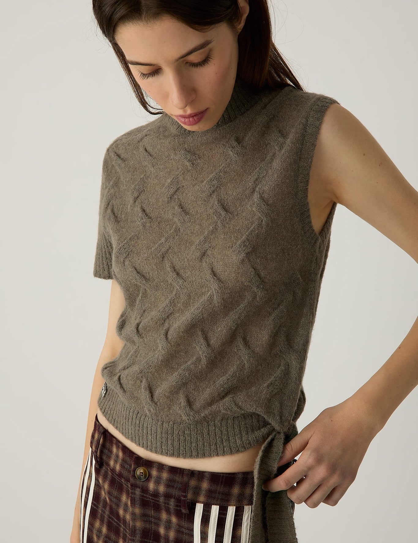Top de punto LAAGAM Raye Textured Taupe, otra vista con modelo