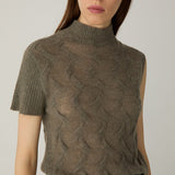 Top de punto LAAGAM Raye Textured Taupe, otra vista con modelo