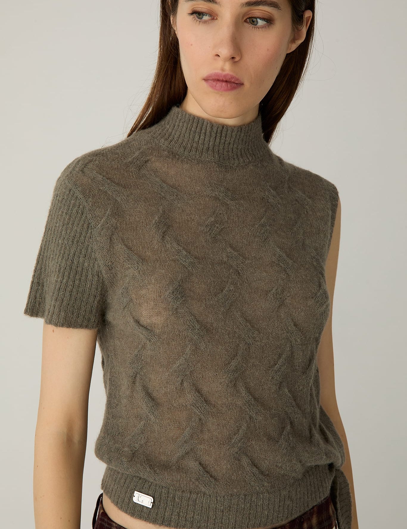 Top de punto LAAGAM Raye Textured Taupe, otra vista con modelo