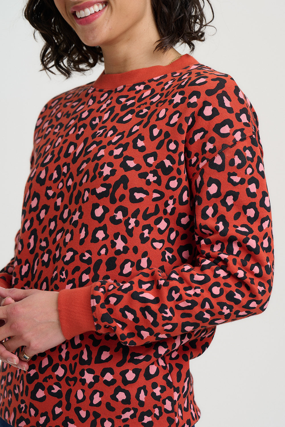 Sudadera SUGARHILL Noah Rust Leopard — vista 4
