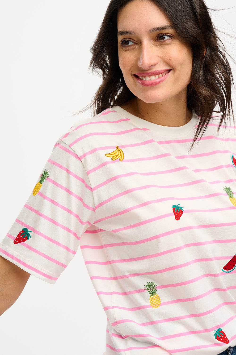 Camiseta Sugarhill Kinsley Relaxed Off-White Pink Fruit Embroidery