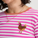 Camiseta SUGARHILL Brunswick Magenta Chicken Embroidery — vista 3