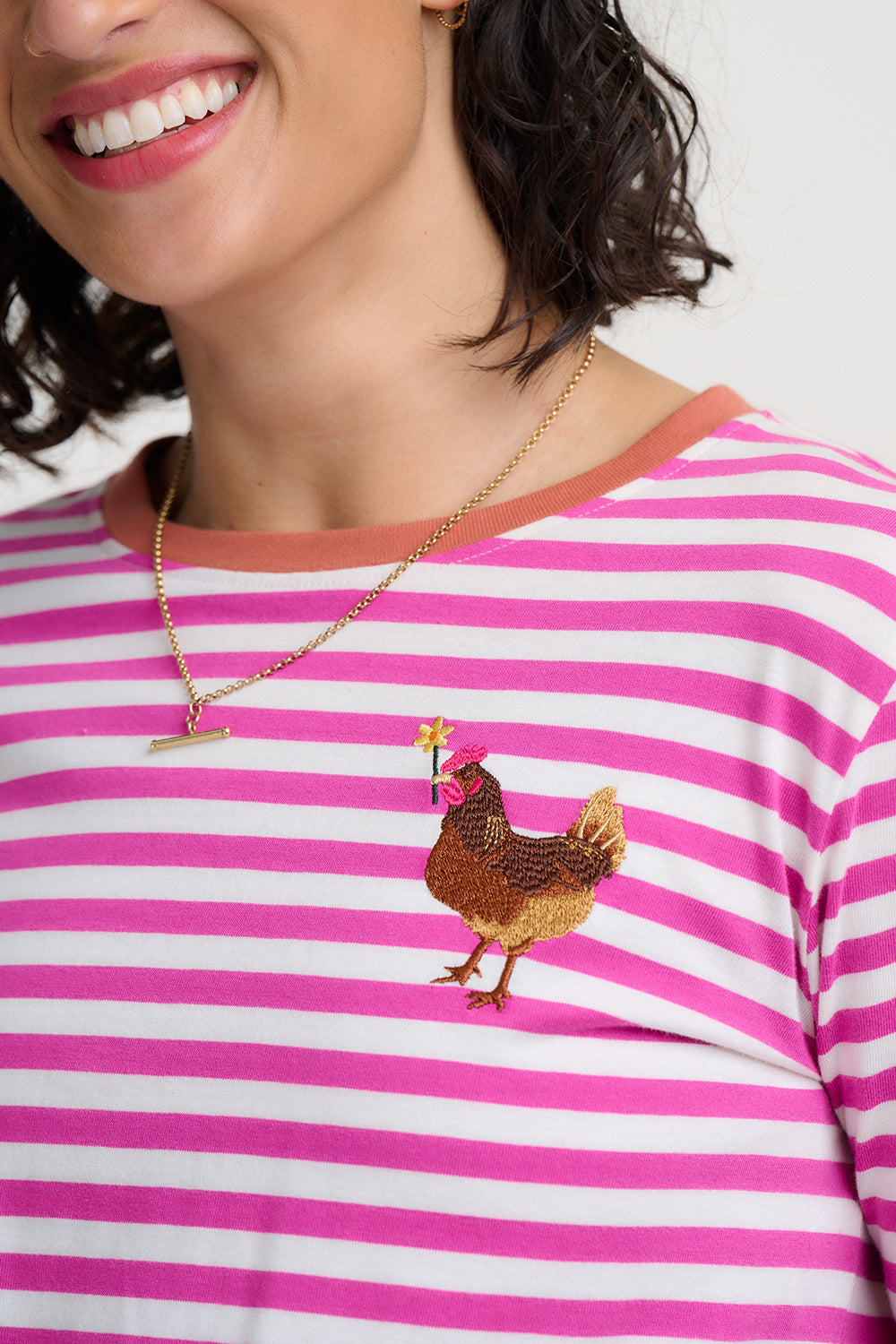 Camiseta SUGARHILL Brunswick Magenta Chicken Embroidery — vista 3