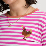 Camiseta SUGARHILL Brunswick Magenta Chicken Embroidery — vista 3
