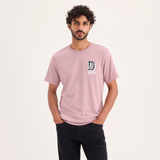 Camiseta DOCKERS® de Hombre Slim Fit Varsity Emblem - Purple