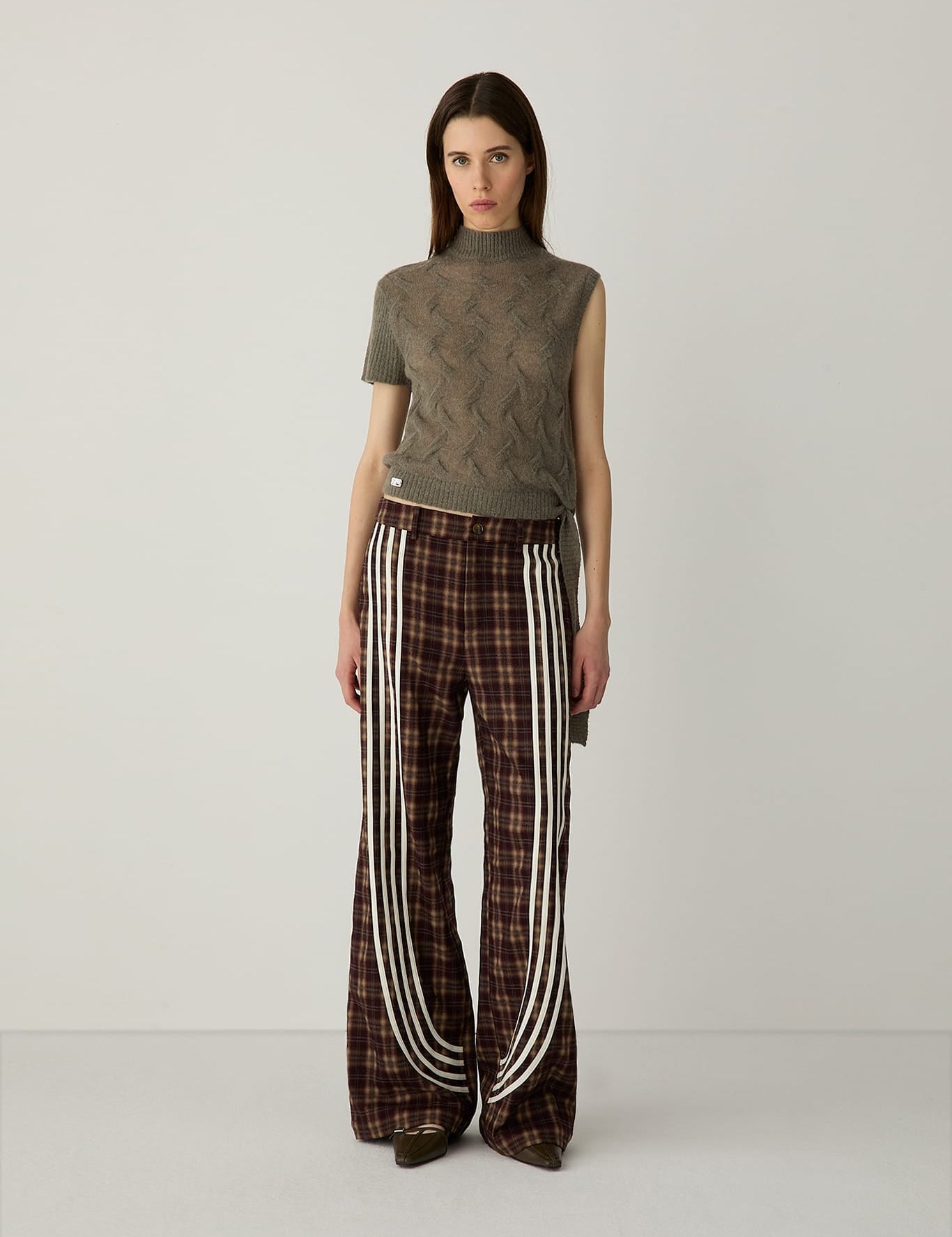 Pantalones LAAGAM Zion Squared Brown, otra vista con modelo