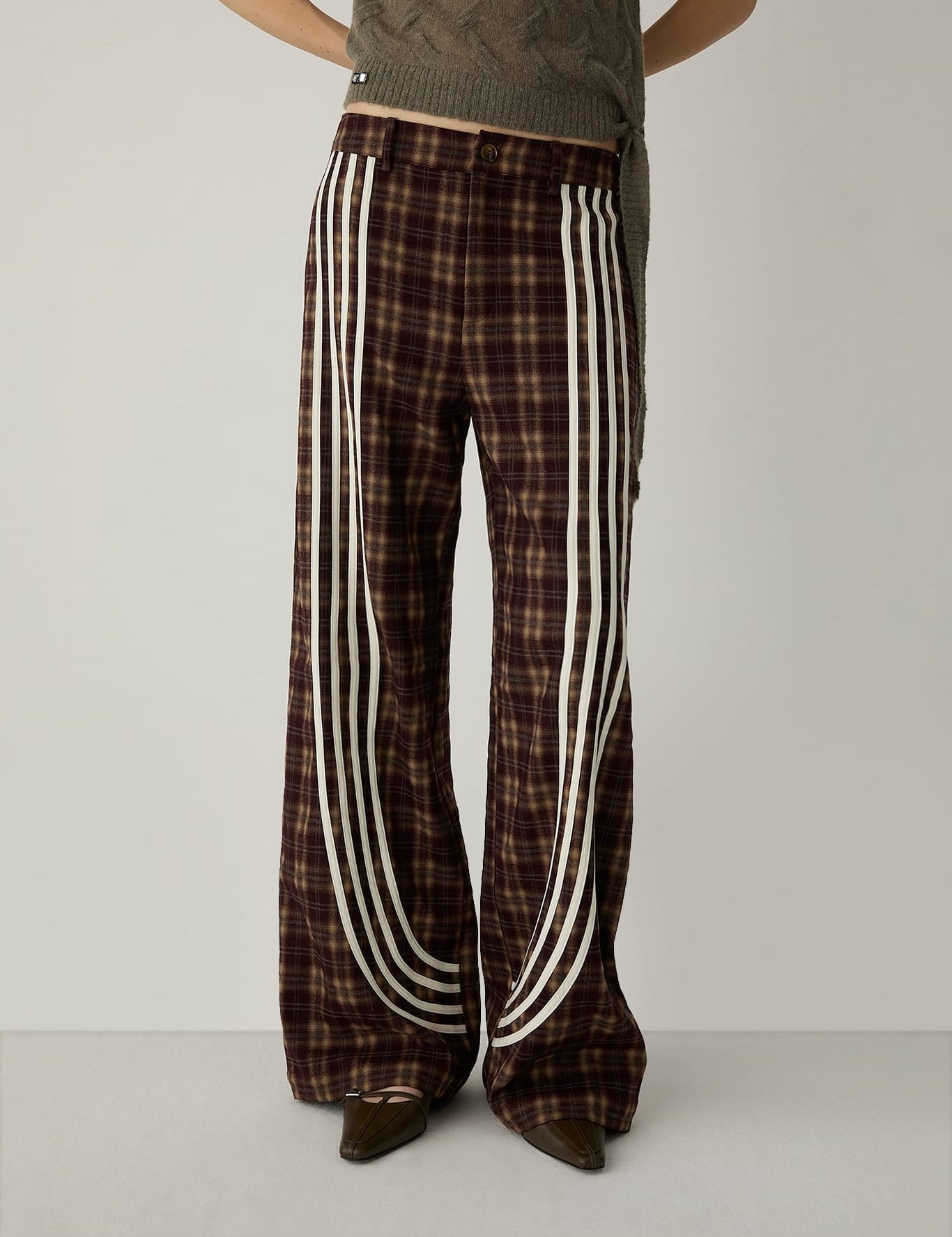 Pantalones LAAGAM Zion Squared Brown, otra vista con modelo