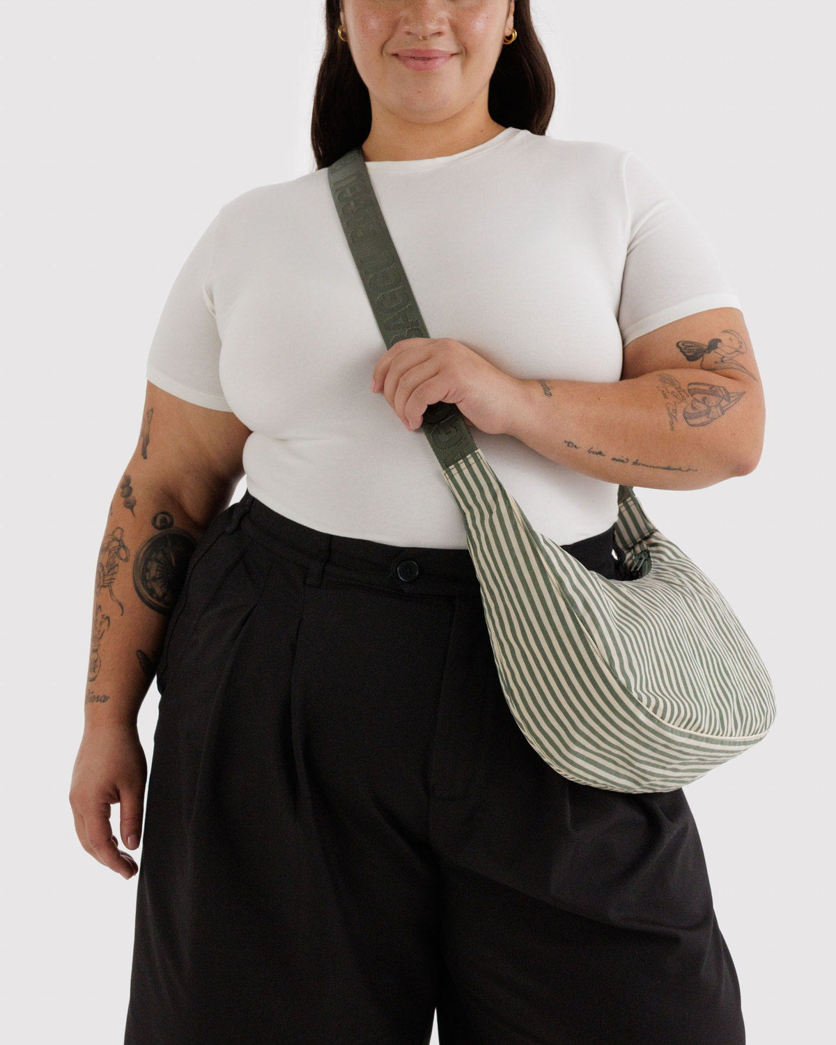 Bolso BAGGU Medium Nylon Crescent Sage Stripe