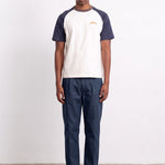 Pantalón EDMMOND STUDIOS Alan Pant Plain Navy vista con modelo