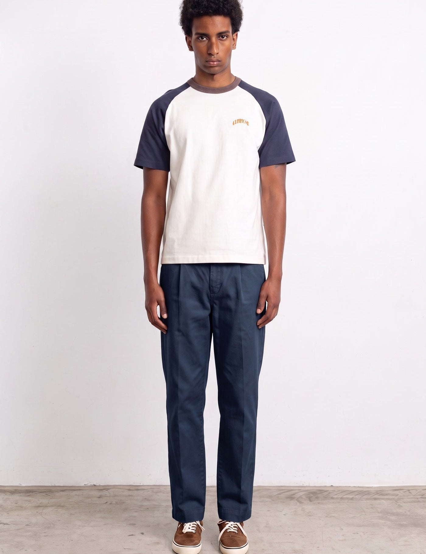 Pantalón EDMMOND STUDIOS Alan Pant Plain Navy vista con modelo
