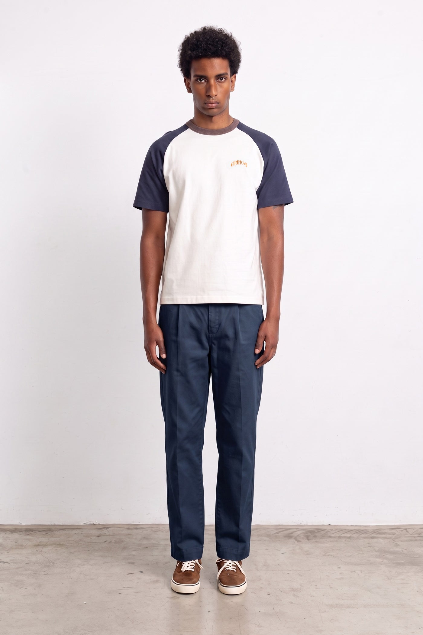 Pantalón EDMMOND STUDIOS Alan Pant Plain Navy vista con modelo