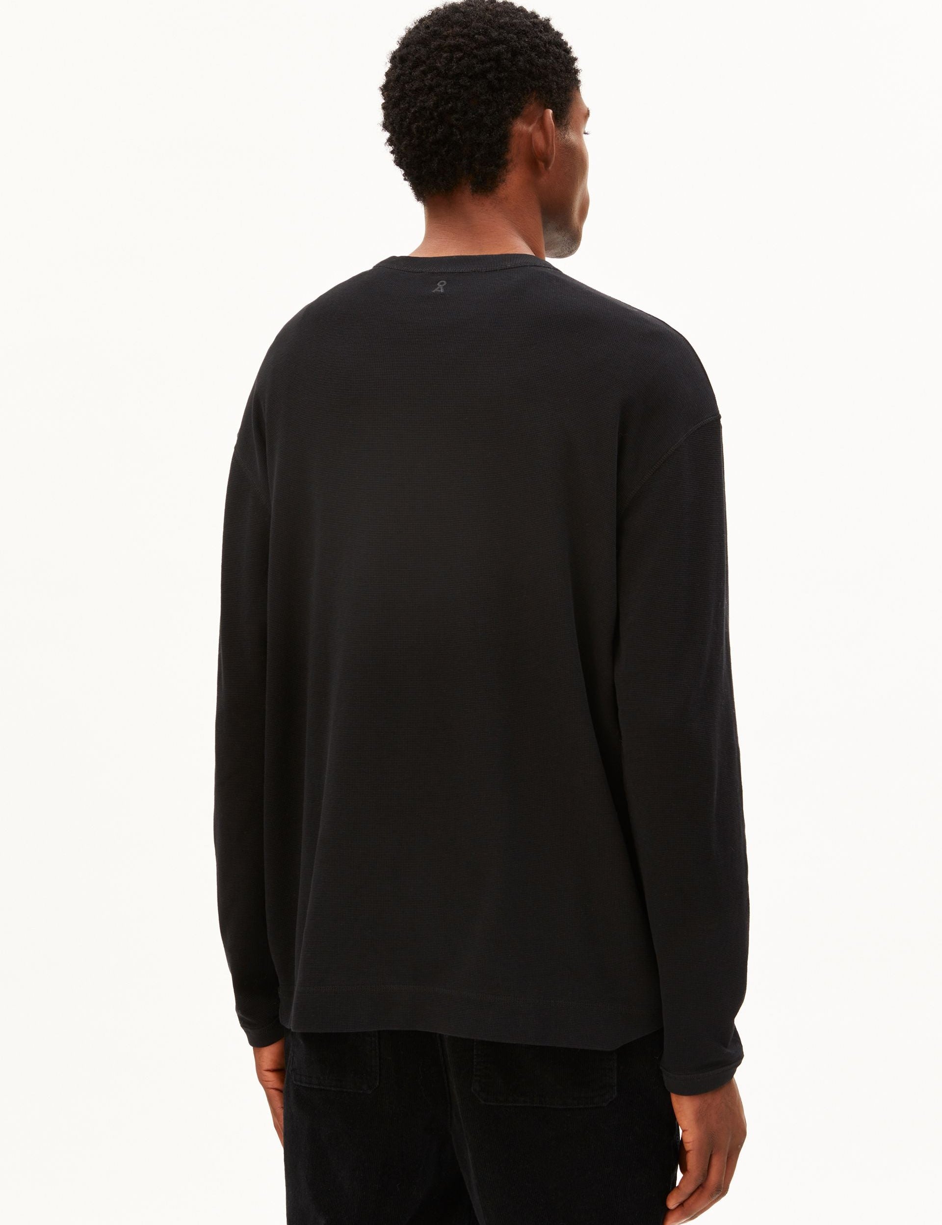 Camiseta ARMEDANGELS Maarkos Waffle Black, vista posterior sobre modelo