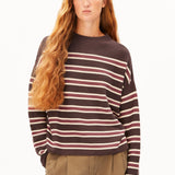 Jersey ARMEDANGELS Merinaa Striped Claystone Velvet Ember, vista frontal sobre modelo
