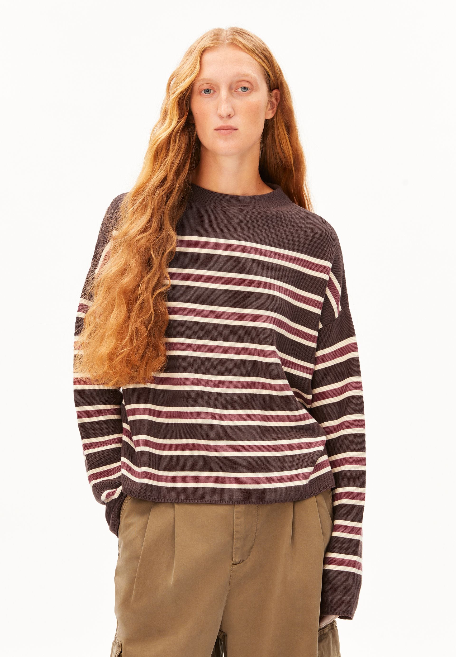 Jersey ARMEDANGELS Merinaa Striped Claystone Velvet Ember, vista frontal sobre modelo