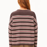 Jersey ARMEDANGELS Merinaa Striped Claystone Velvet Ember, vista posterior sobre modelo