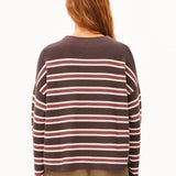 Jersey ARMEDANGELS Merinaa Striped Claystone Velvet Ember, vista posterior sobre modelo