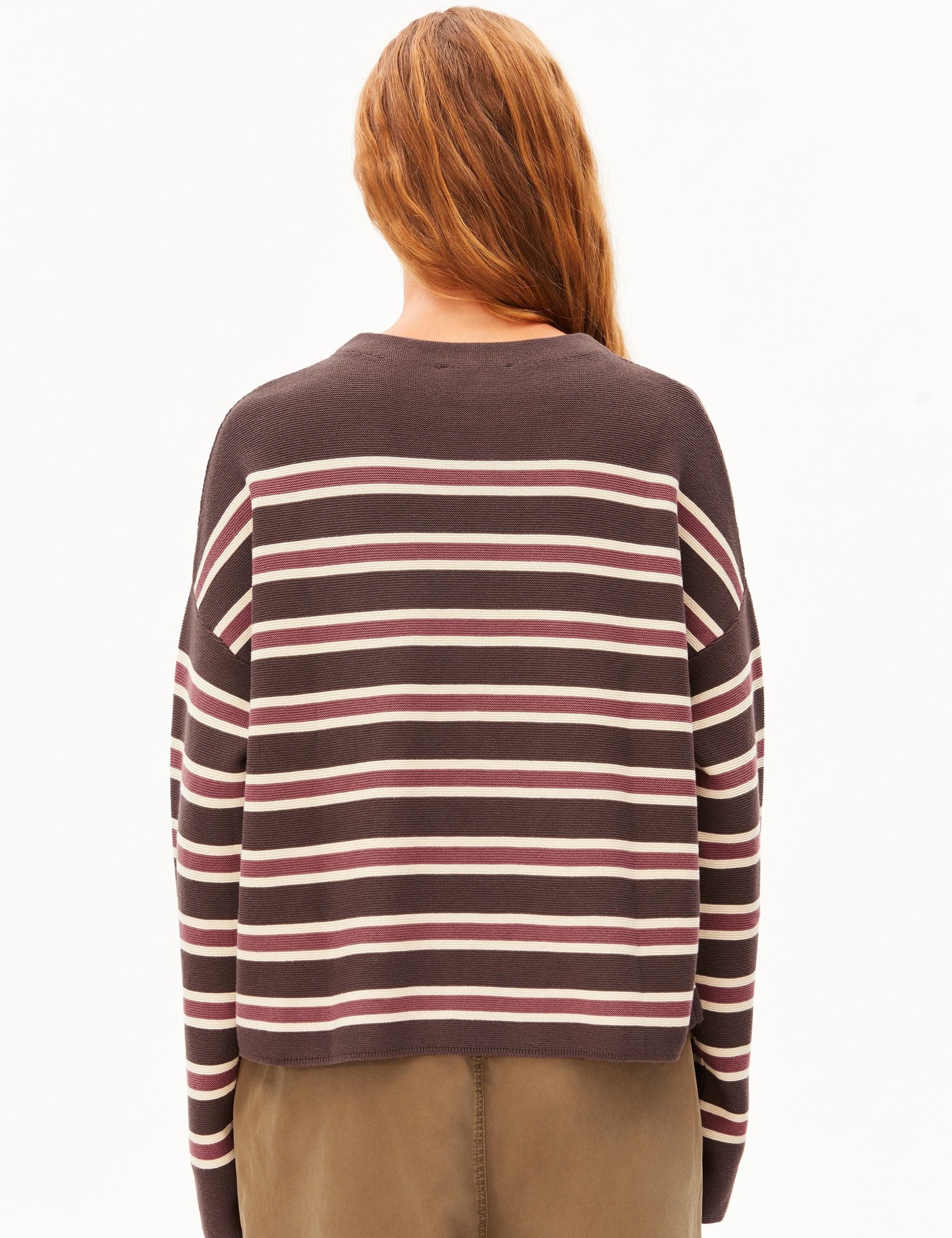 Jersey ARMEDANGELS Merinaa Striped Claystone Velvet Ember, vista posterior sobre modelo