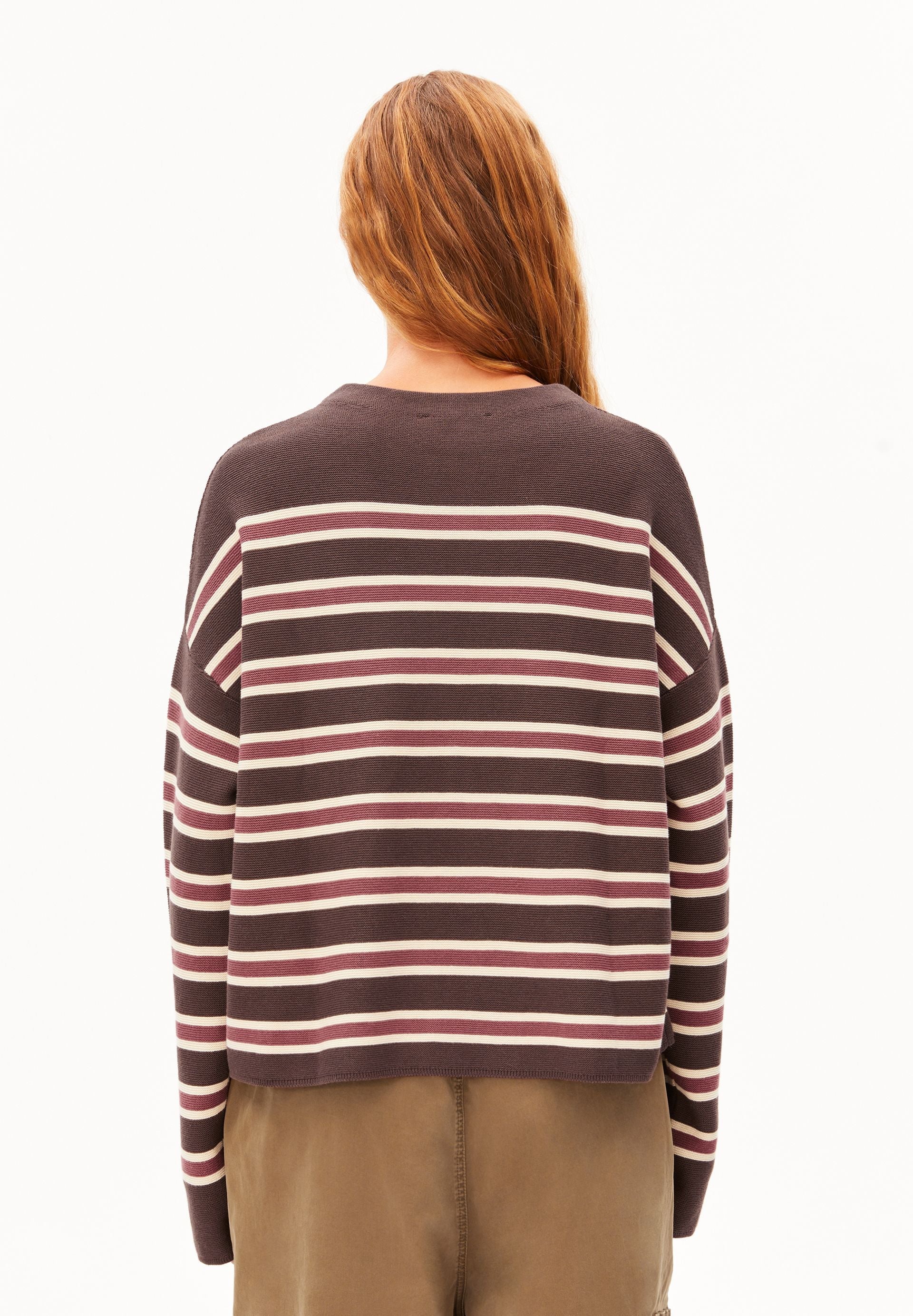 Jersey ARMEDANGELS Merinaa Striped Claystone Velvet Ember, vista posterior sobre modelo