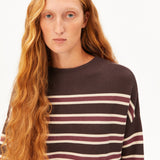 Jersey ARMEDANGELS Merinaa Striped Claystone Velvet Ember, detalle del cuello sobre modelo