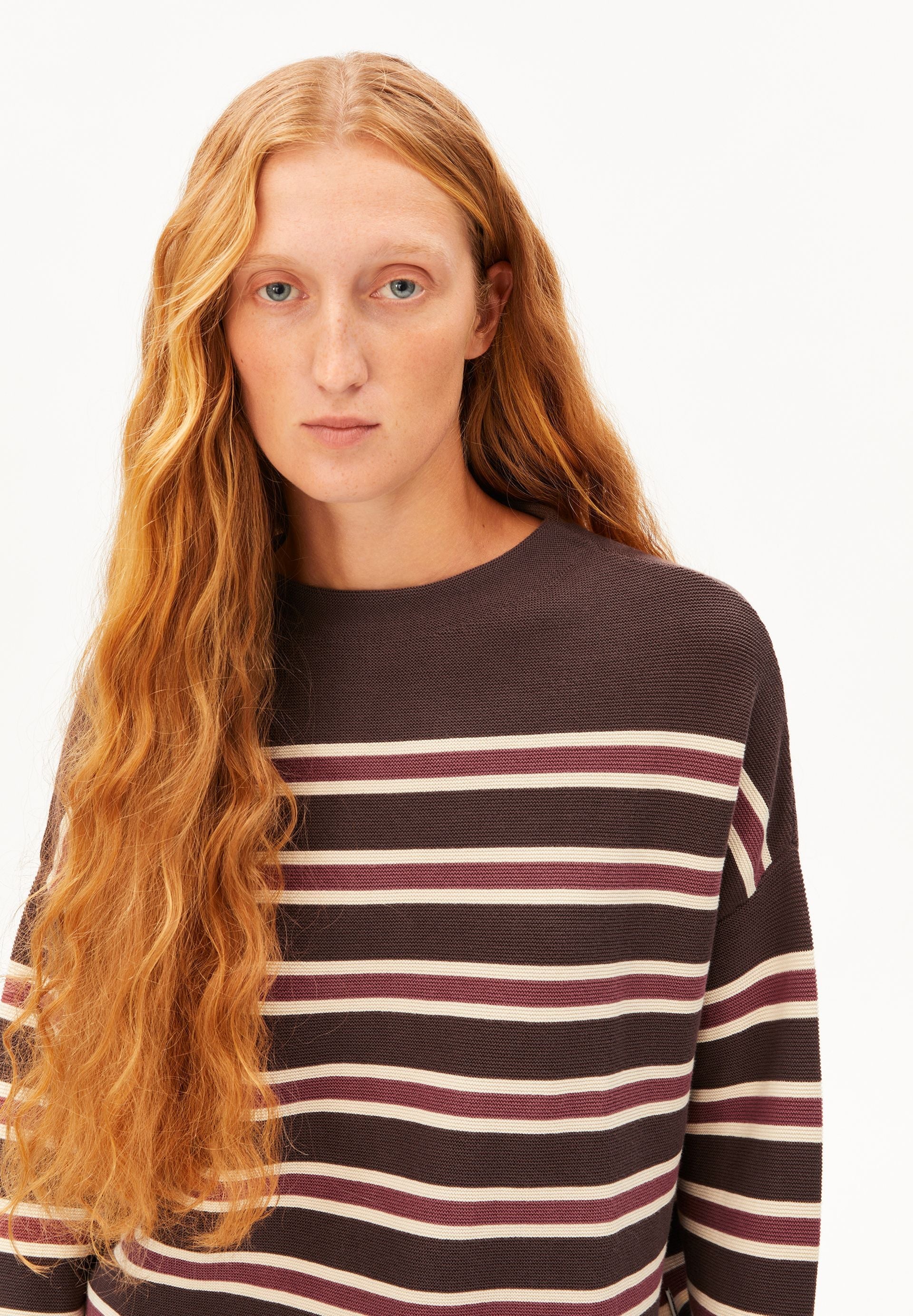 Jersey ARMEDANGELS Merinaa Striped Claystone Velvet Ember, detalle del cuello sobre modelo