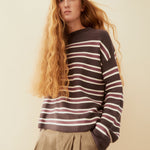 Jersey ARMEDANGELS Merinaa Striped Claystone Velvet Ember, vista de uso sobre modelo