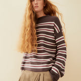 Jersey ARMEDANGELS Merinaa Striped Claystone Velvet Ember, vista de uso sobre modelo
