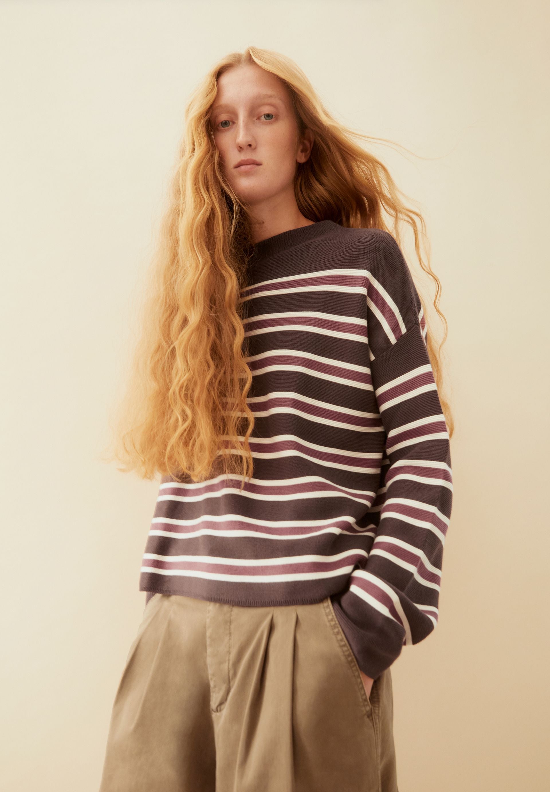 Jersey ARMEDANGELS Merinaa Striped Claystone Velvet Ember, vista de uso sobre modelo