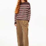 Jersey ARMEDANGELS Merinaa Striped Claystone Velvet Ember, vista completa sobre modelo