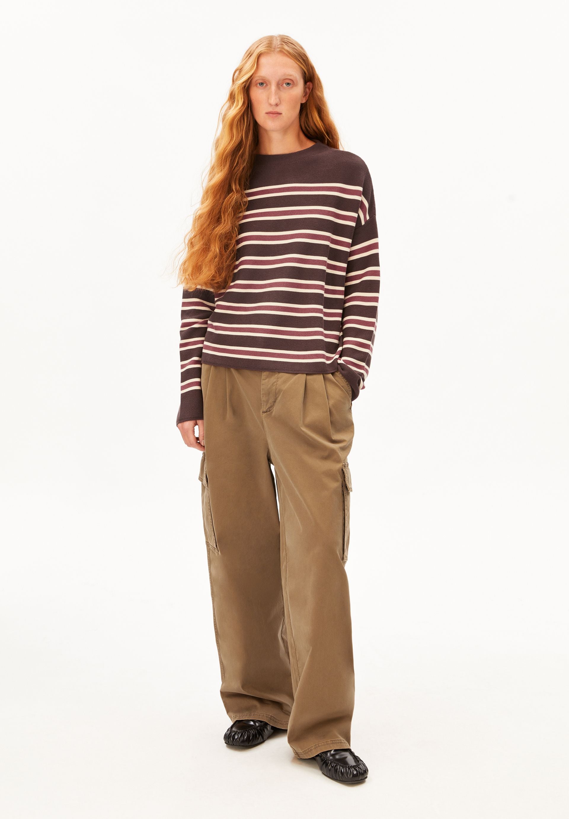 Jersey ARMEDANGELS Merinaa Striped Claystone Velvet Ember, vista completa sobre modelo