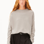 Jersey ARMEDANGELS Merinaa Links Links Sandstone, vista frontal sobre modelo
