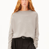Jersey ARMEDANGELS Merinaa Links Links Sandstone, vista frontal sobre modelo