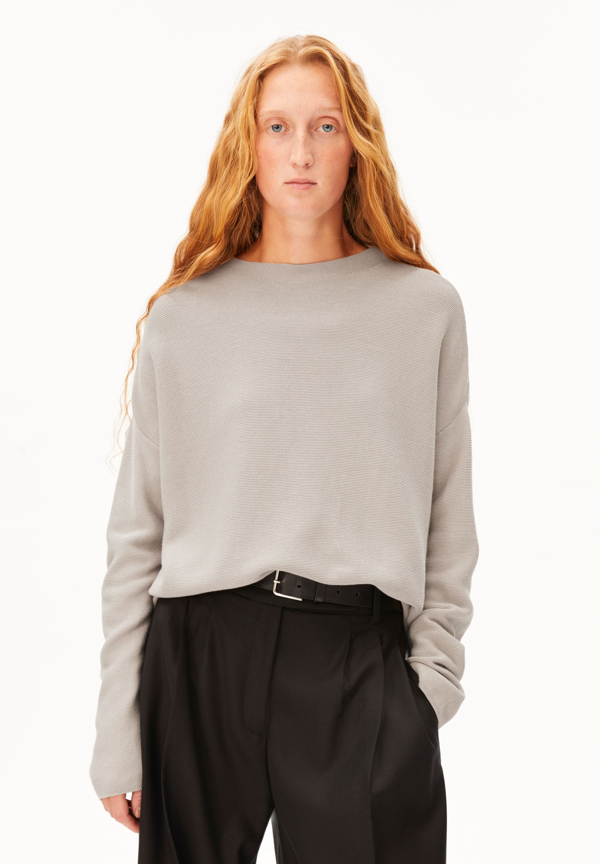 Jersey ARMEDANGELS Merinaa Links Links Sandstone, vista frontal sobre modelo