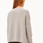 Jersey ARMEDANGELS Merinaa Links Links Sandstone, vista posterior sobre modelo