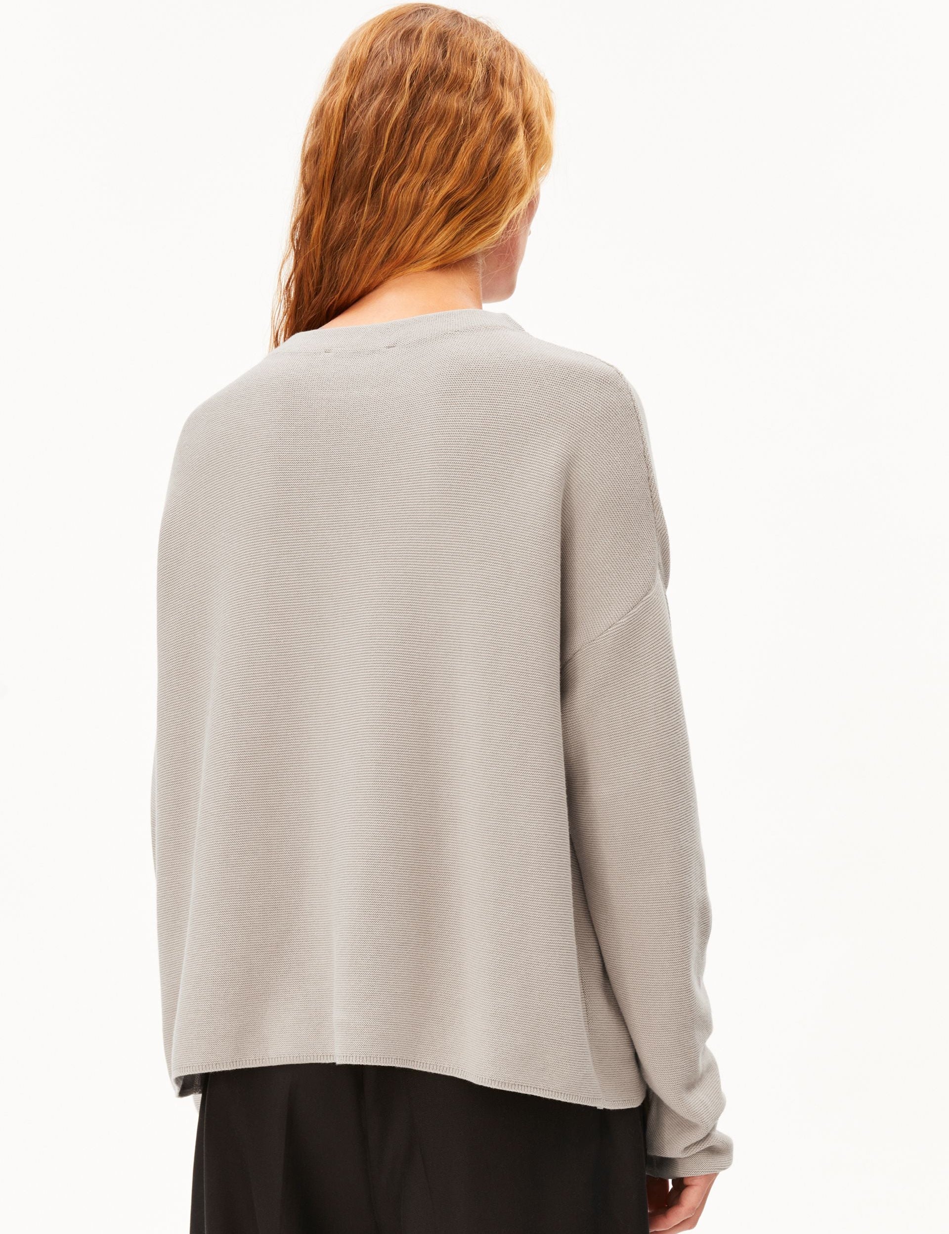 Jersey ARMEDANGELS Merinaa Links Links Sandstone, vista posterior sobre modelo