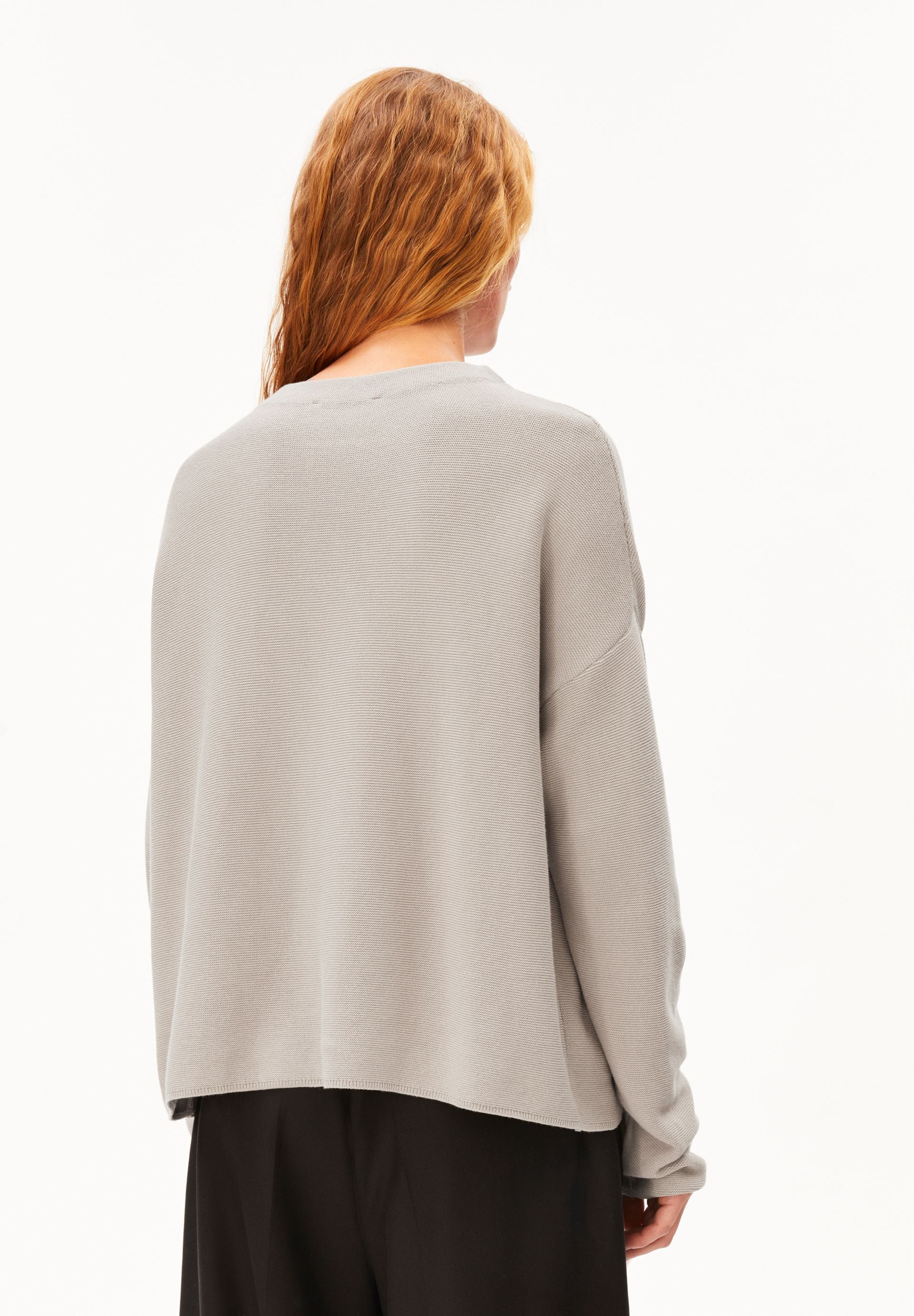 Jersey ARMEDANGELS Merinaa Links Links Sandstone, vista posterior sobre modelo