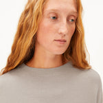 Jersey ARMEDANGELS Merinaa Links Links Sandstone, detalle del cuello sobre modelo