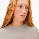 Jersey ARMEDANGELS Merinaa Links Links Sandstone, detalle del cuello sobre modelo