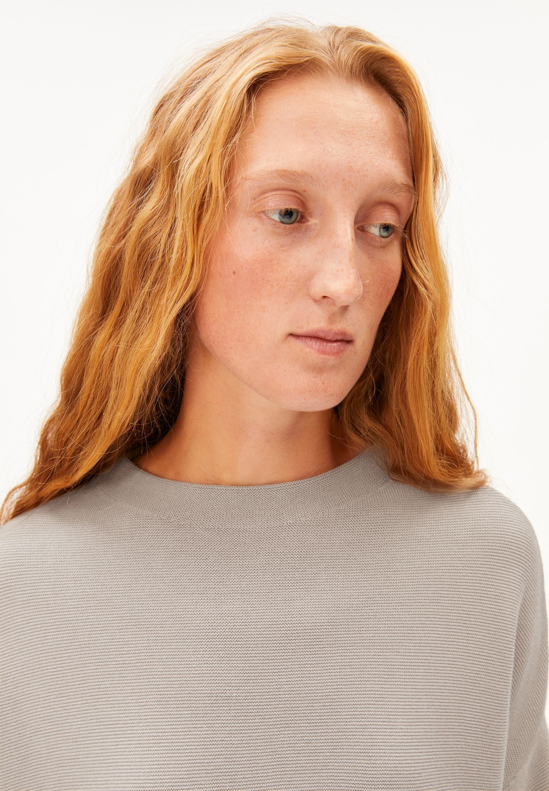 Jersey ARMEDANGELS Merinaa Links Links Sandstone, detalle del cuello sobre modelo