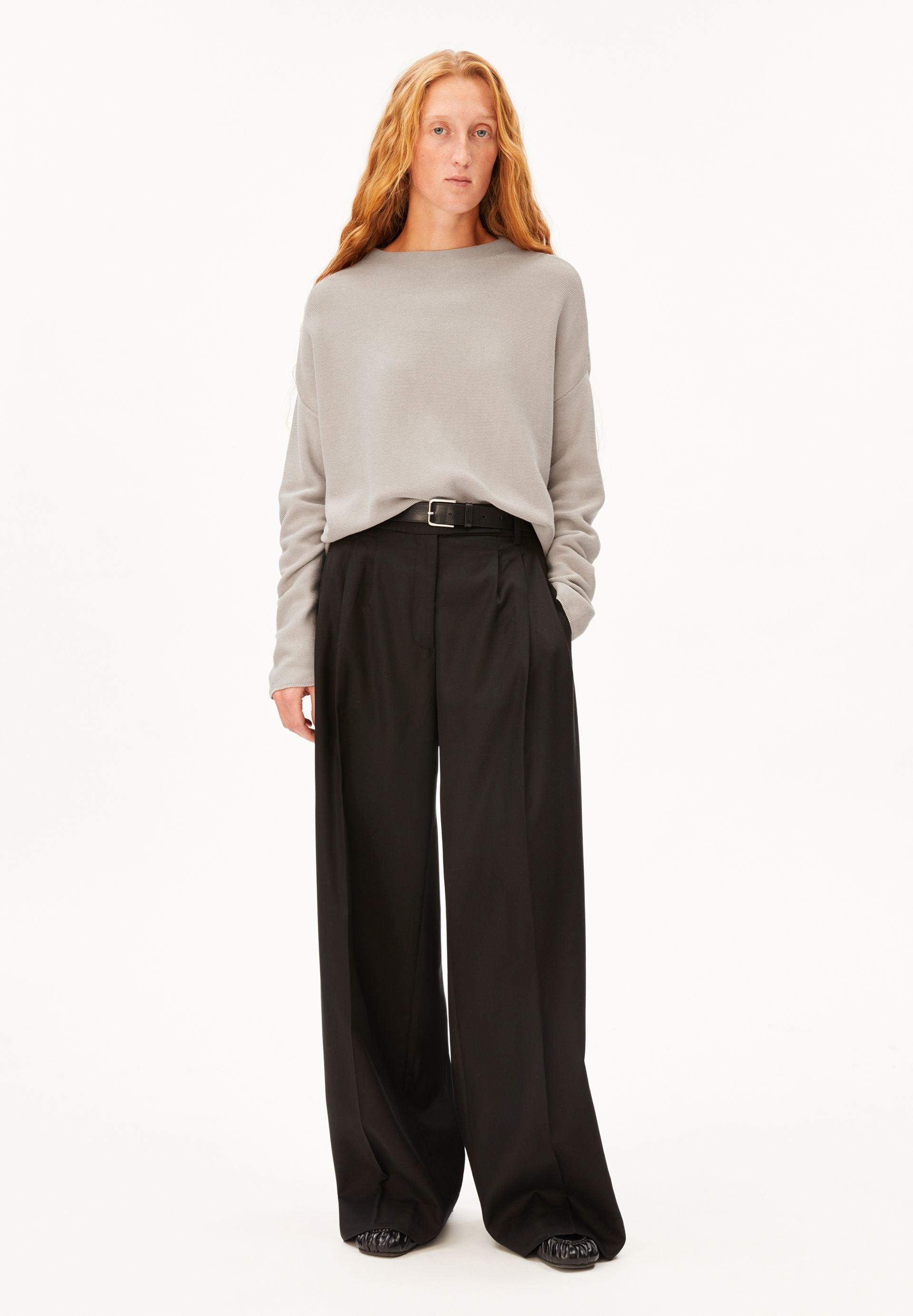 Jersey ARMEDANGELS Merinaa Links Links Sandstone, vista completa sobre modelo