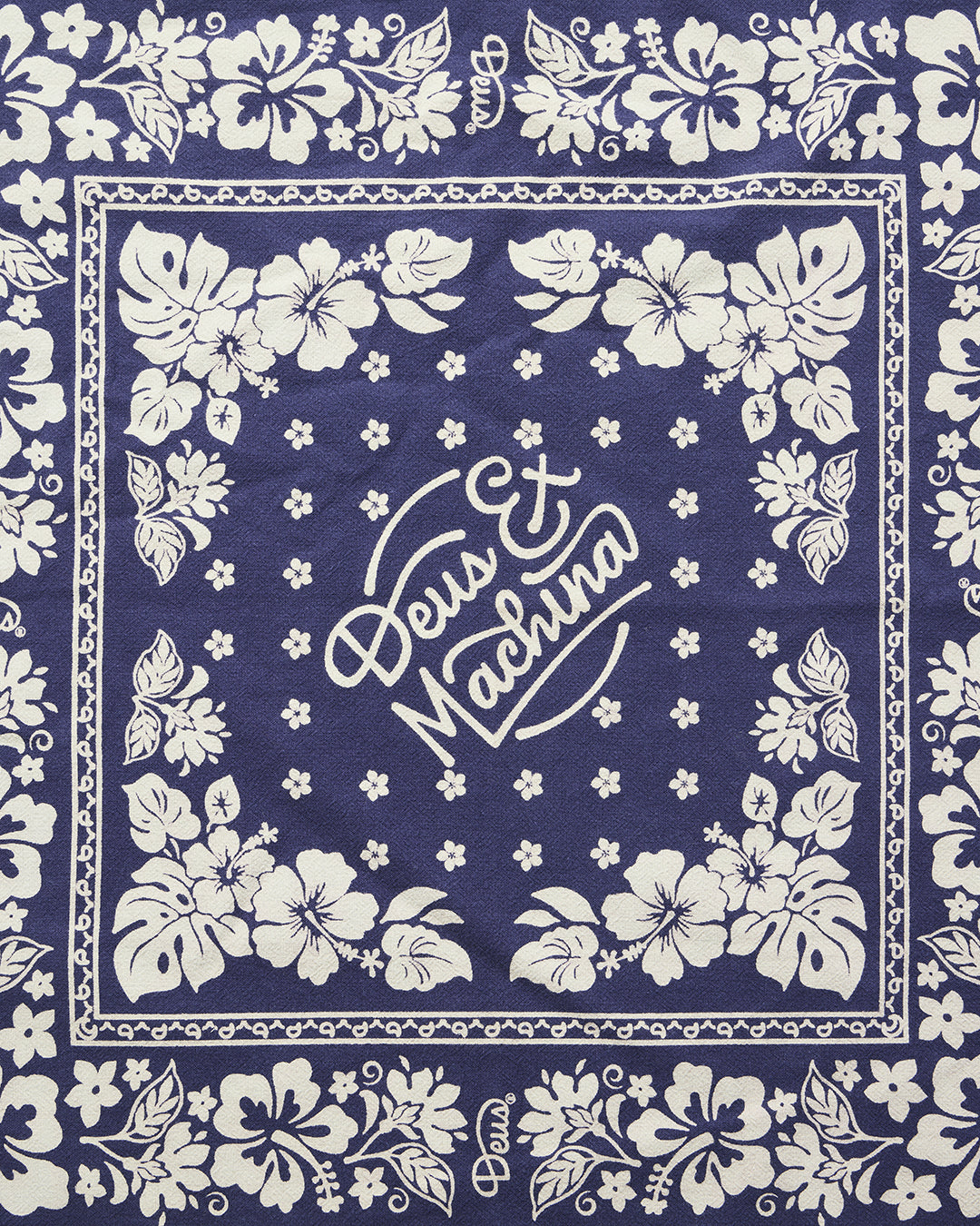 Bandana DEUS EX MACHINA Oahu azul — detalle del logotipo y el tejido