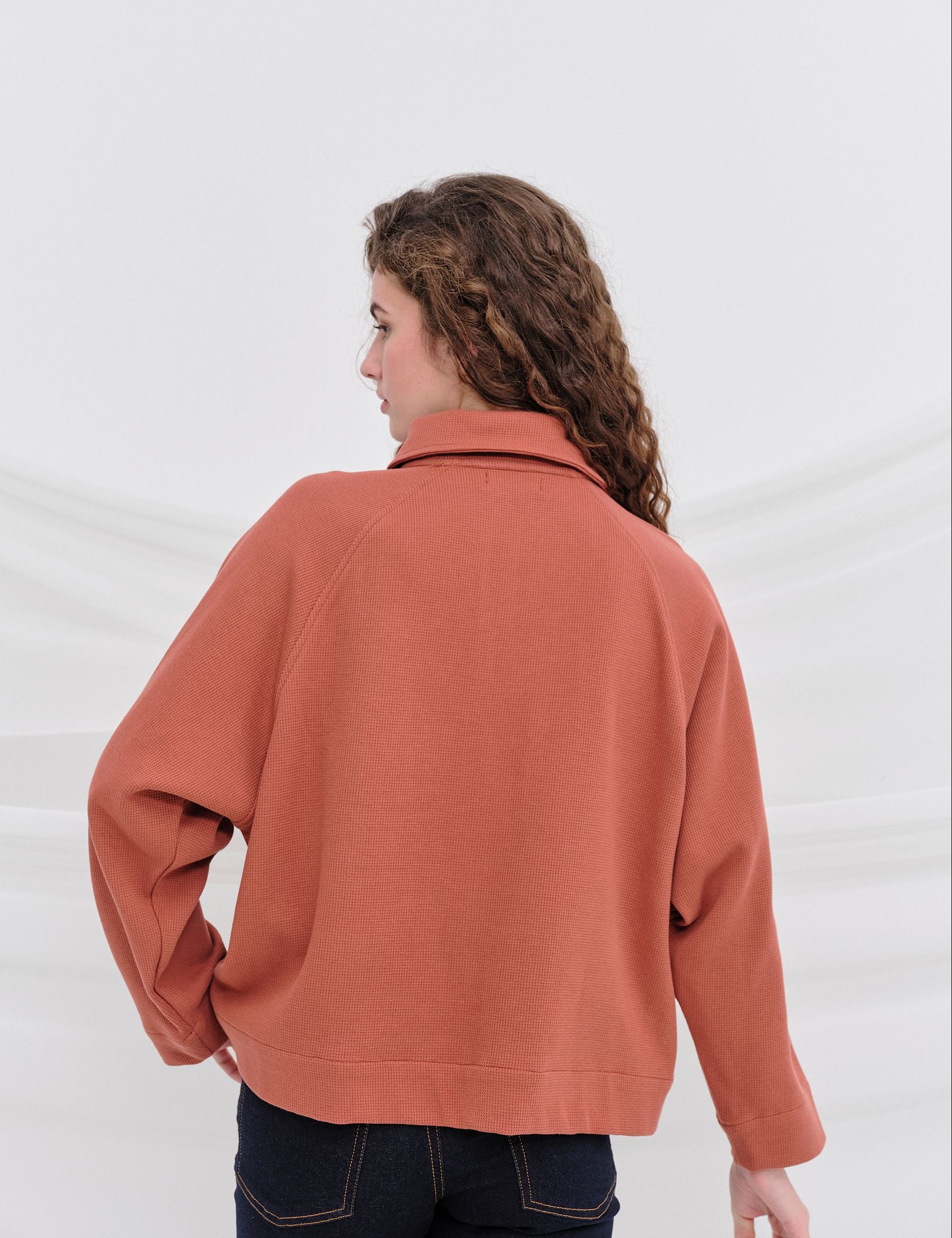 Sudadera IKALUK Teja — fotografía oficial 2