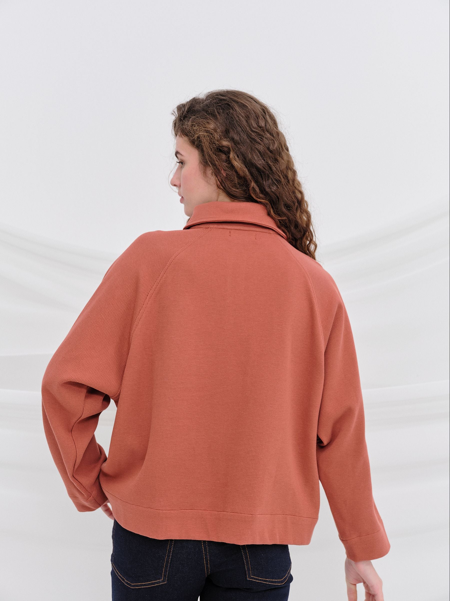 Sudadera IKALUK Teja — fotografía oficial 2